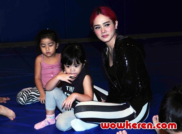 Gambar Foto Mulan Jameela dan Safeea Syuting Reality Show di Rockstar Gym