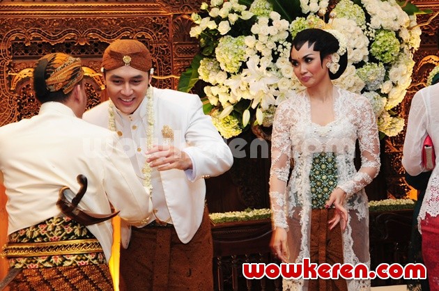 Gambar Foto Demian Aditya Menikahi Sara Wijayanto