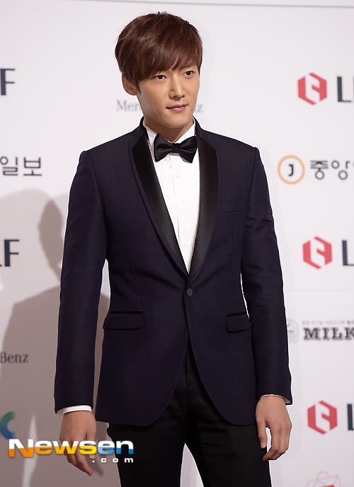 Gambar Foto Choi Jin Hyuk di Red Carpet Baeksang Art Awards 2014