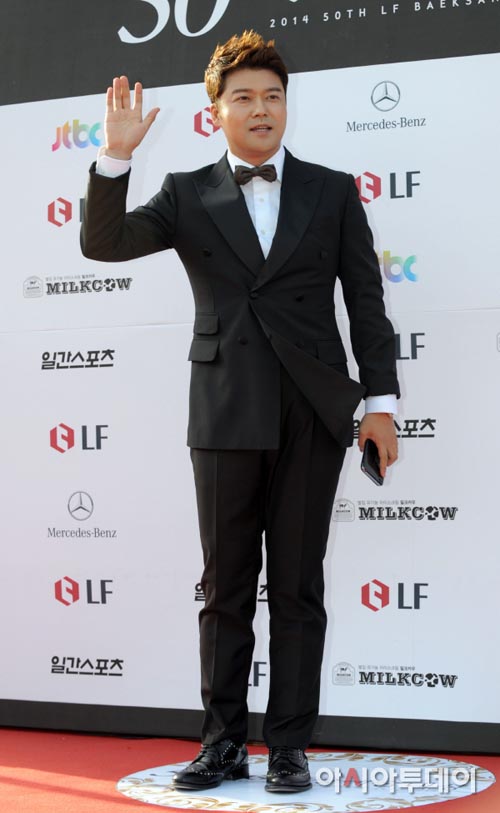 Gambar Foto Jun Hyun Moo di Red Carpet Baeksang Art Awards 2014