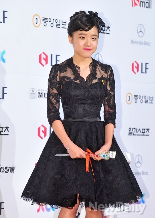 Gambar Foto Kim Hyang Gi di Red Carpet Baeksang Art Awards 2014