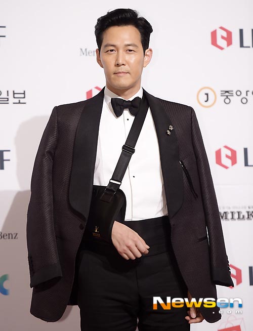 Gambar Foto Lee Jung Jae di Red Carpet Baeksang Art Awards 2014