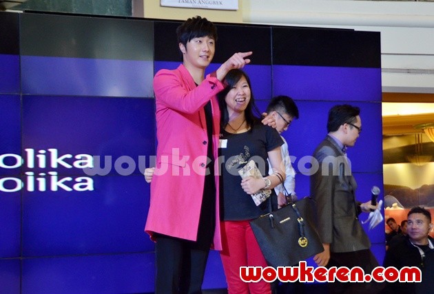 Gambar Foto Jung Il Woo Berfoto Bersama Fans yang Beruntung