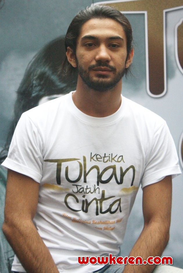 Gambar Foto Reza Rahadian di Konferensi Pers Film 'Ketika Tuhan Jatuh Cinta'