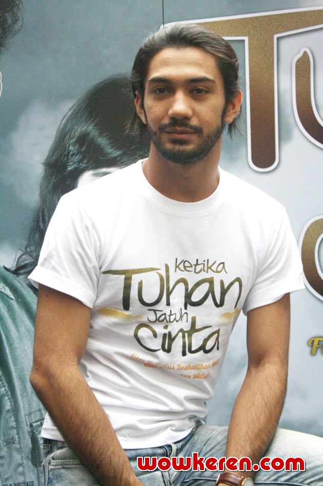 Gambar Foto Reza Rahadian di Konferensi Pers Film 'Ketika Tuhan Jatuh Cinta'