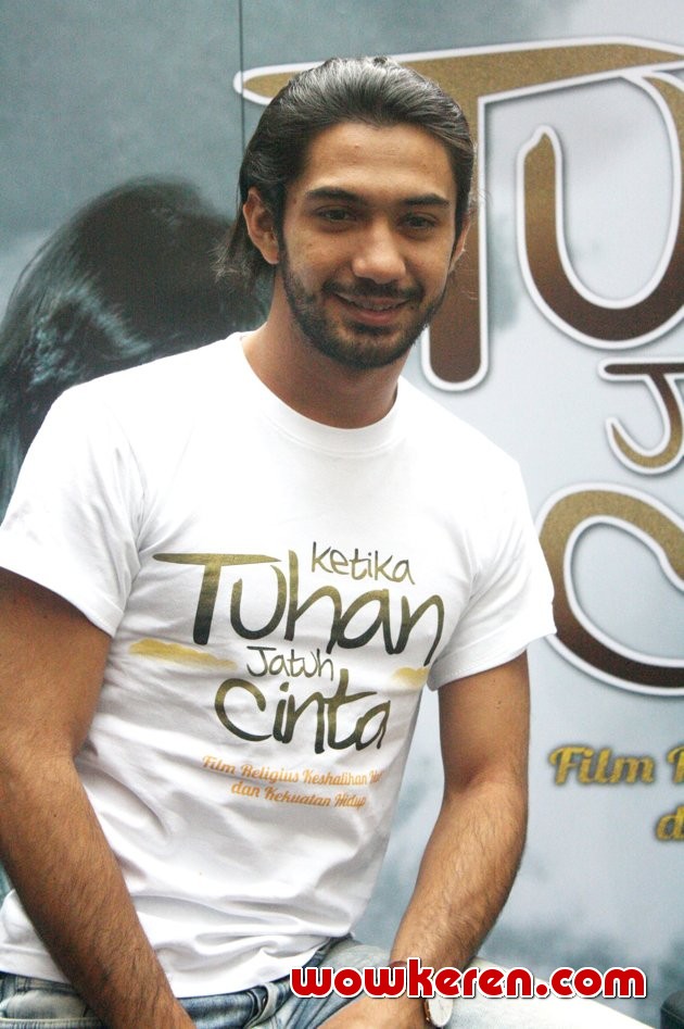 Gambar Foto Reza Rahadian di Konferensi Pers Film 'Ketika Tuhan Jatuh Cinta'