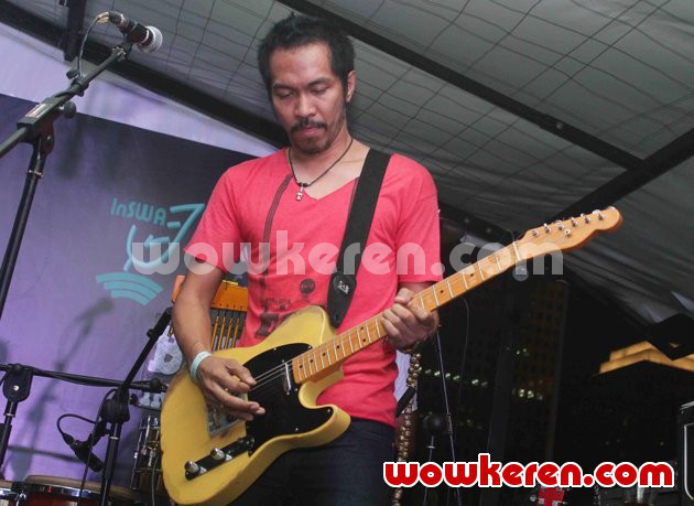Gambar Foto Ridho Slank Tampil di Konser Memorial Tribute to Bob Marley