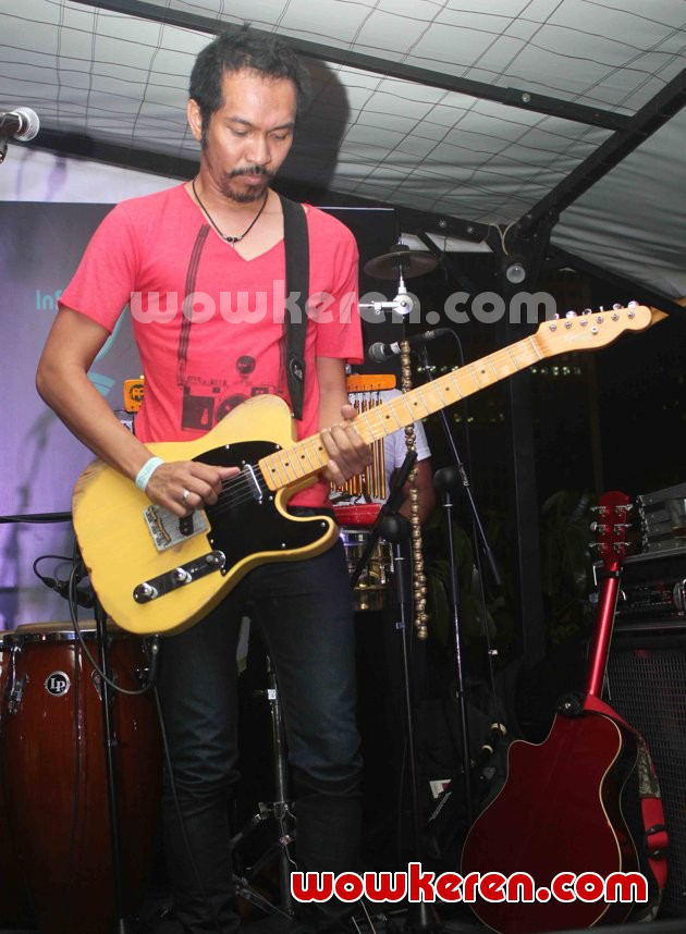 Gambar Foto Ridho Slank Tampil di Konser Memorial Tribute to Bob Marley
