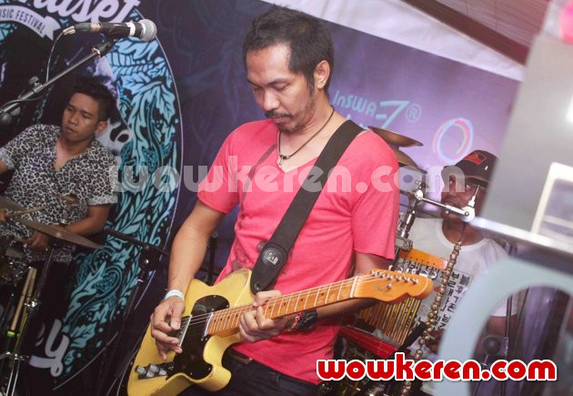 Gambar Foto Ridho Slank Tampil di Konser Memorial Tribute to Bob Marley
