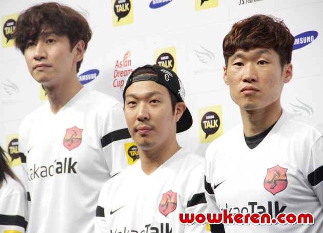 Gambar Foto Lee Kwang Soo, Haha dan Park Ji-Sung di Jumpa Pers Asian Dream Cup 2014