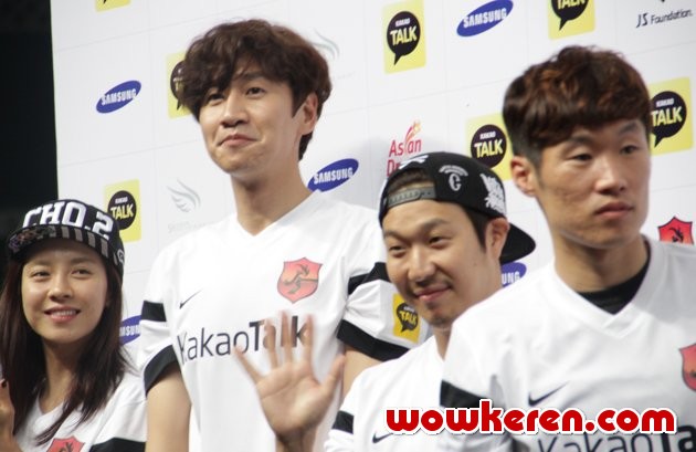 Gambar Foto Lee Kwang Soo, Haha dan Park Ji-Sung di Jumpa Pers Asian Dream Cup 2014