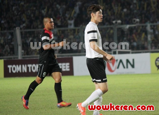 Gambar Foto Aksi Park Ji-Sung di Laga Amal Asian Dream Cup 2014