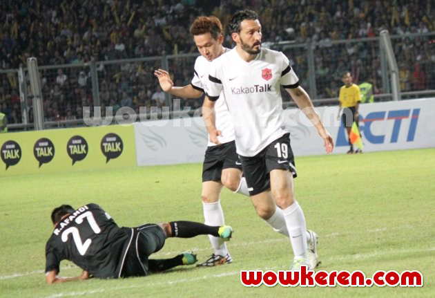 Gambar Foto Aksi Gianluca Zambrotta di Laga Asian Dream Cup 2014