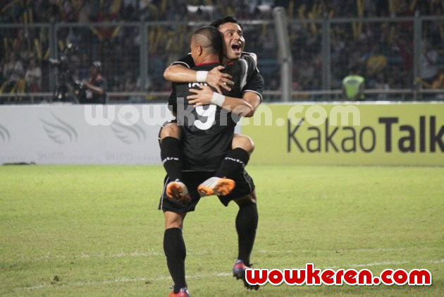 Gambar Foto Selebrasi Judika dan Tantan Seusai Mencetak Gol