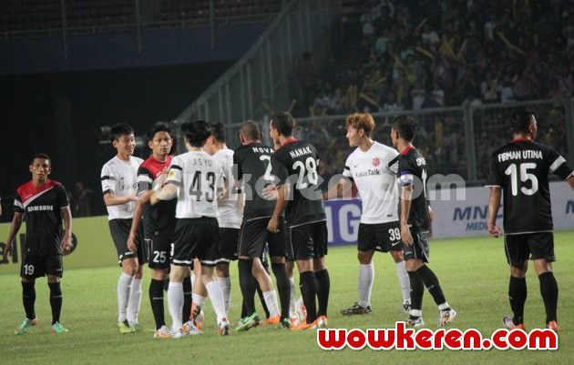 Gambar Foto Kedua Tim Bersalaman Seusai Laga