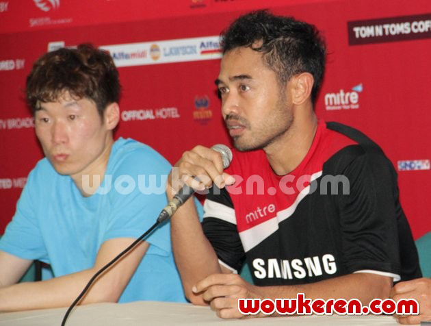 Gambar Foto Park Ji-Sung dan Ponaryo Astaman Saat Jumpa Pers Seusai Laga Asian Dream Cup 2014