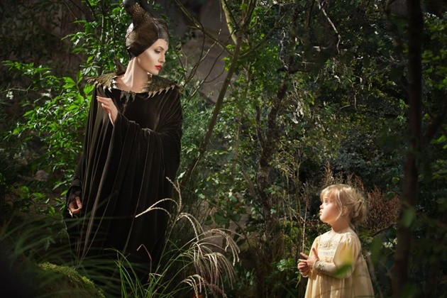 Gambar Foto Angelina Jolie dan Vivienne Jolie-Pitt Sebagai Maleficent dan Aurora Kecil