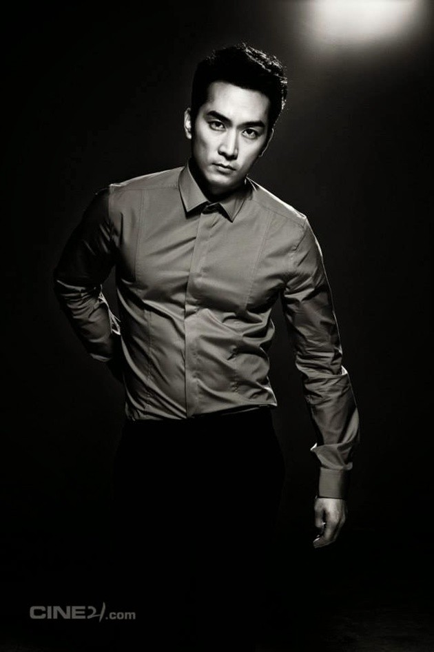 Gambar Foto Song Seung Heon di Majalah CINE21