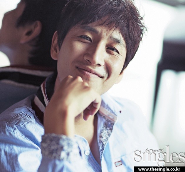 Gambar Foto Lee Sun Gyun di Majalah Singles Edisi Januari 2013