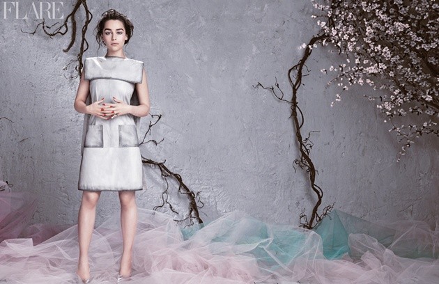 Gambar Foto Emilia Clarke di Majalah FLARE Edisi April 2014