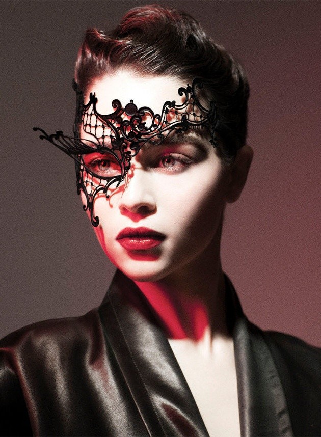 Gambar Foto Emilia Clarke di Majalah Out 2013
