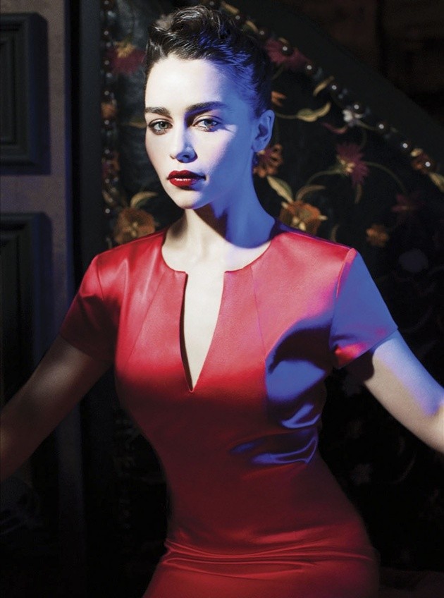 Gambar Foto Emilia Clarke di Majalah Out 2013