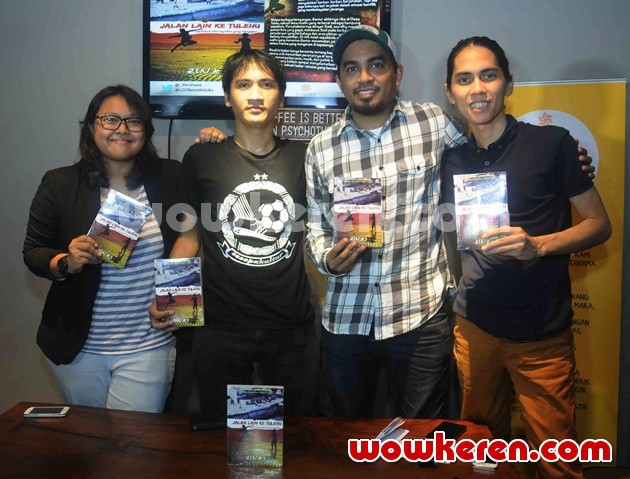 Gambar Foto Peluncuran Novel 'Jalan Lain ke Tulehu: Sepakbola dan Ingatan yang Mengejar' Karya Zen RS