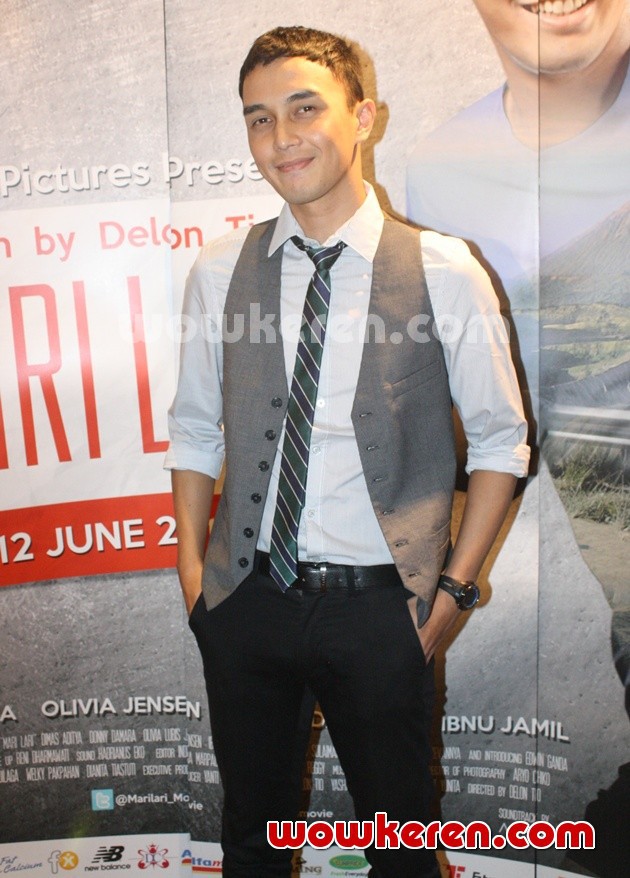 Gambar Foto Dimas Aditya di Gala Premier Film 'Mari Lari'