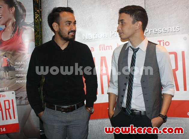 Gambar Foto Dimas Argoebie dan Dimas Aditya Hadiri Gala Premier 'Mari Lari'