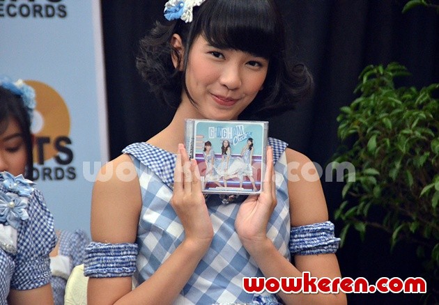 Gambar Foto Beby Saat Konferensi Pers Peluncuran 'Gingham Check'