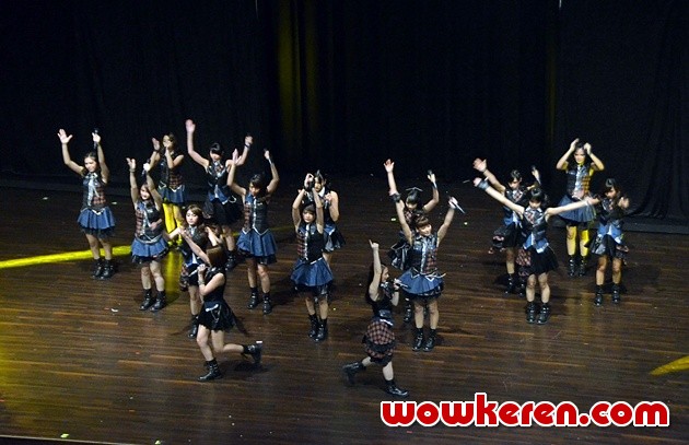 Gambar Foto Penampilan JKT48 di Panggung Showcase