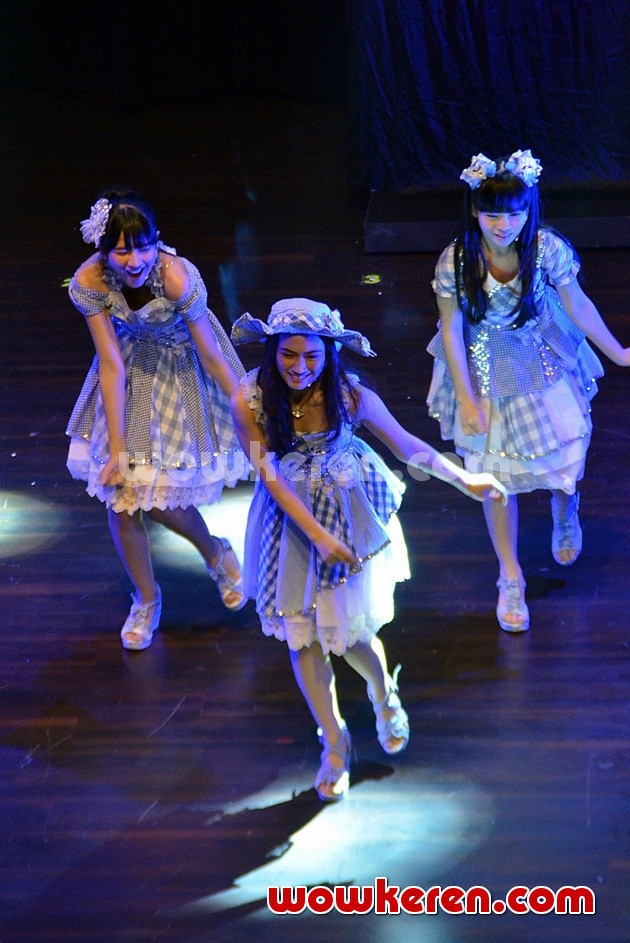 Gambar Foto JKT48 Tampil Kompak di Panggung Showcase