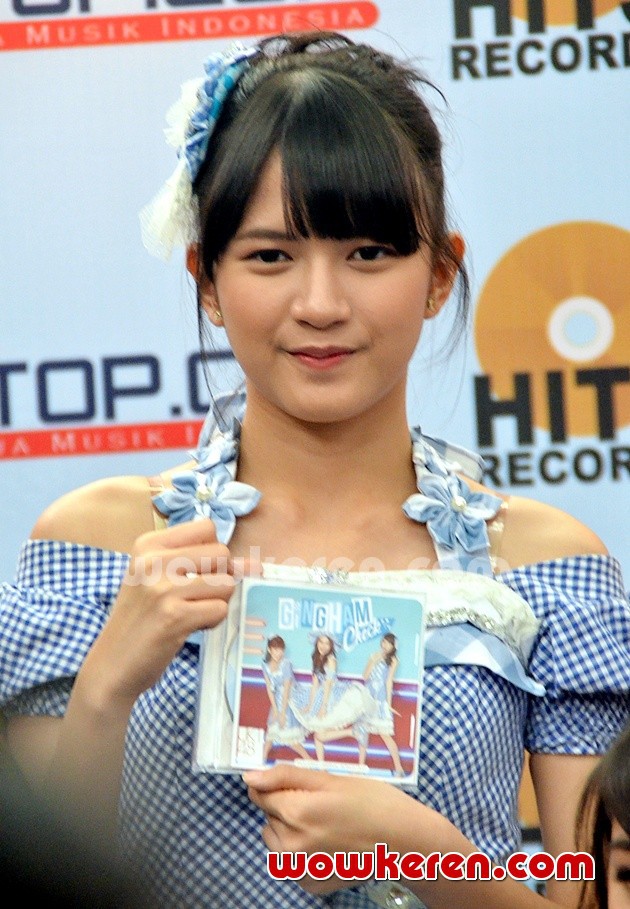 Gambar Foto Viny Saat Konferensi Pers Peluncuran 'Gingham Check'