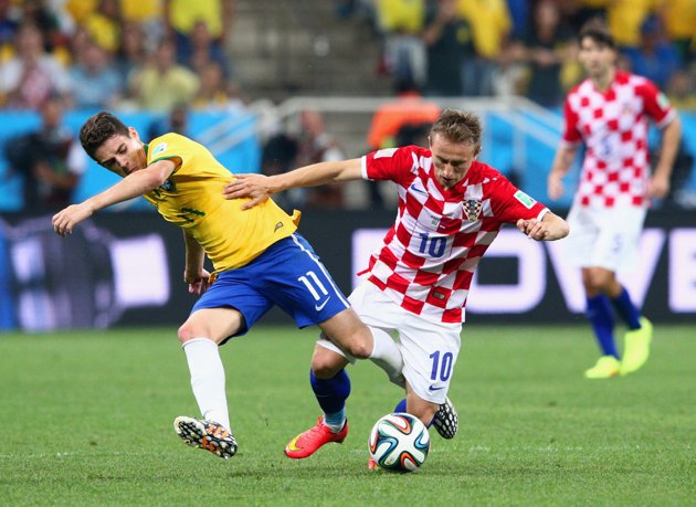 Gambar Foto Duel Oscar vs Luka Modric