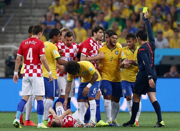 Gambar Foto Neymar Terima Kartu Kuning dari Wasit Yuichi Nishimura