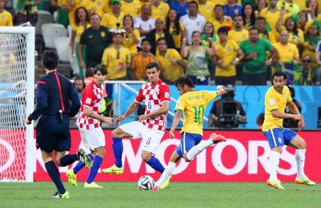 Gambar Foto Neymar Saat Berhasil Mencetak Gol ke Gawang Kroasia