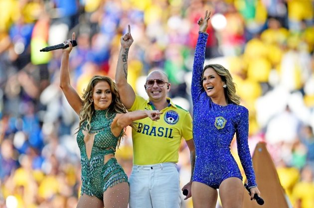 Gambar Foto Jennifer Lopez, Pitbull dan Claudia Leitte Nyanyikan Lagu 'We Are One (Ole-Ola)'