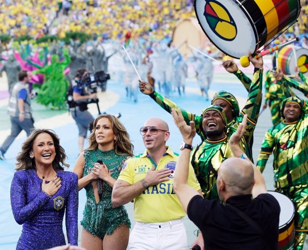 Gambar Foto Claudia Leitte, Jennifer Lopez dan Pitbull Bergabung dengan Para Penari