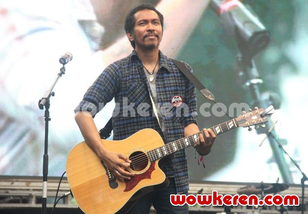 Gambar Foto Ridho Slank di Konser Deklarasi Revolusi Harmoni