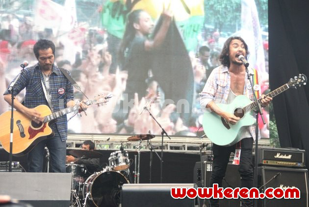 Gambar Foto Penampilan Slank dan Ello di Konser Deklarasi Revolusi Harmoni