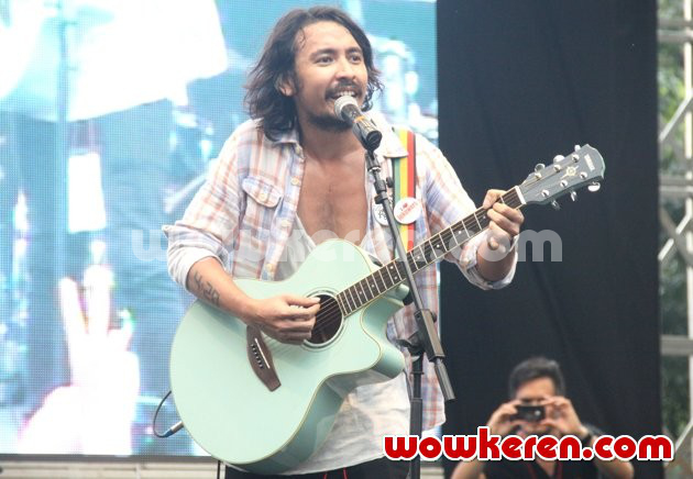 Gambar Foto Ello di Konser Deklarasi Revolusi Harmoni