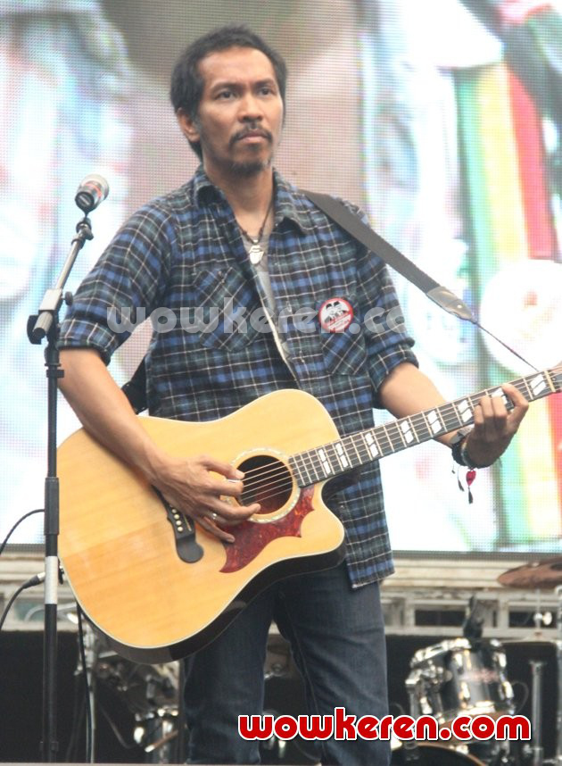 Gambar Foto Ridho Slank di Konser Deklarasi Revolusi Harmoni