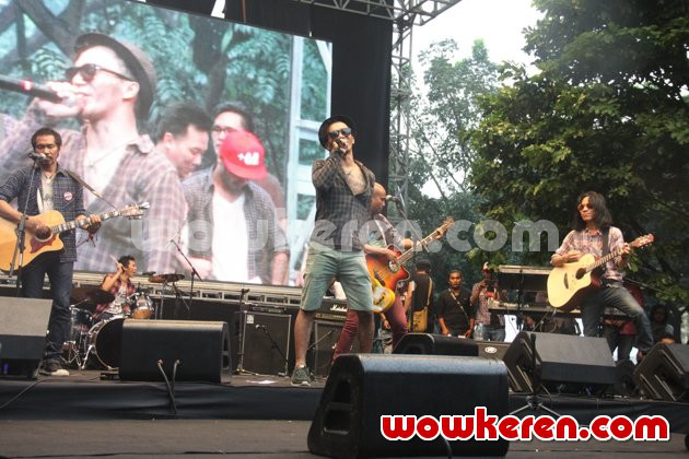 Gambar Foto Penampilan Slank di Konser Deklarasi Revolusi Harmoni