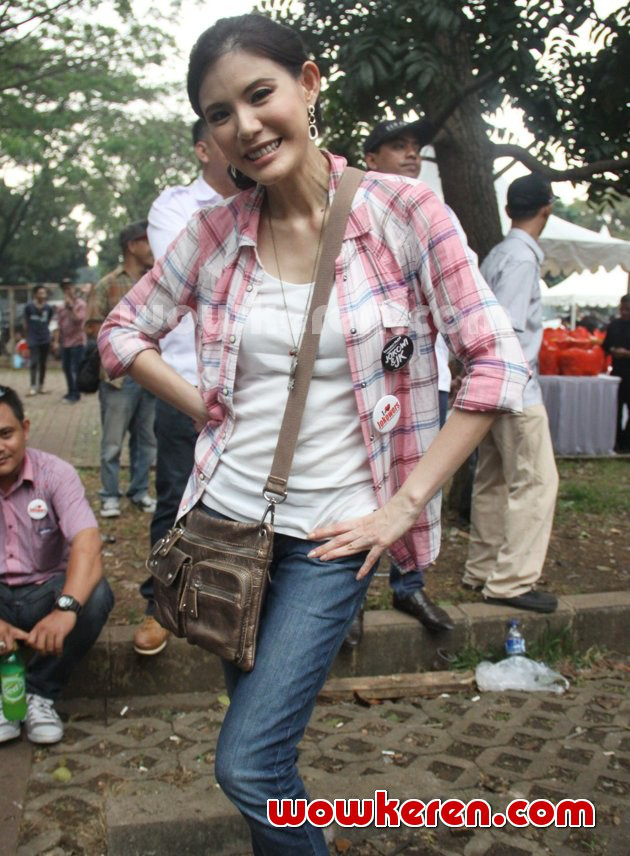 Gambar Foto Olga Lydia di Acara Deklarasi Revolusi Harmoni