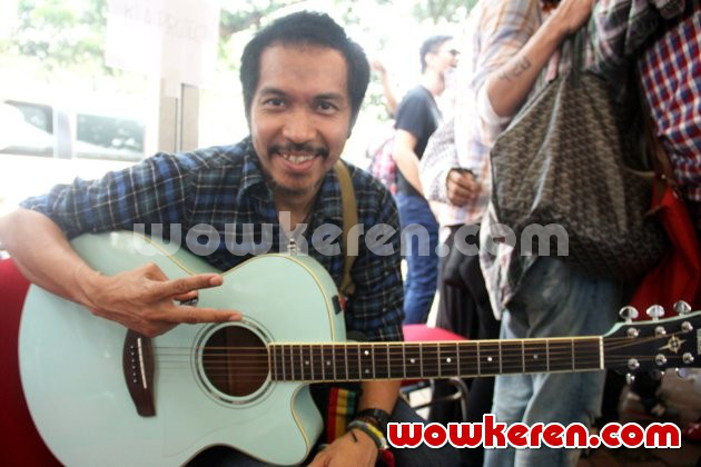 Gambar Foto Ridho Slank di Acara Deklarasi Revolusi Harmoni