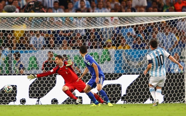 Gambar Foto Lionel Messi Sumbang Gol Kedua Argentina
