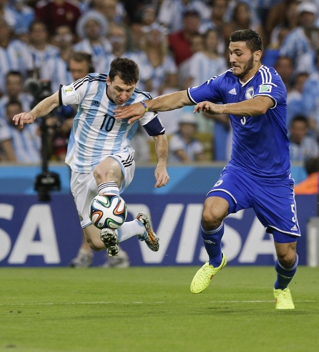 Gambar Foto Sead Kolasinac dari Bosnia Mencegah Aksi Lionel Messi