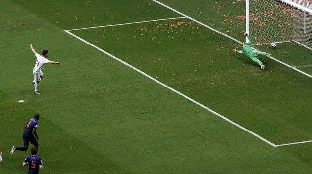 Gambar Foto Xabi Alonso Cetak Gol untuk Spanyol
