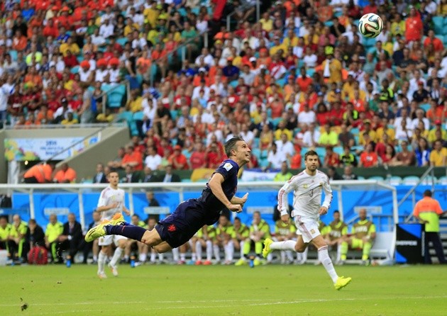 Gambar Foto Robin van Persie Mencetak Gol Pertama Belanda