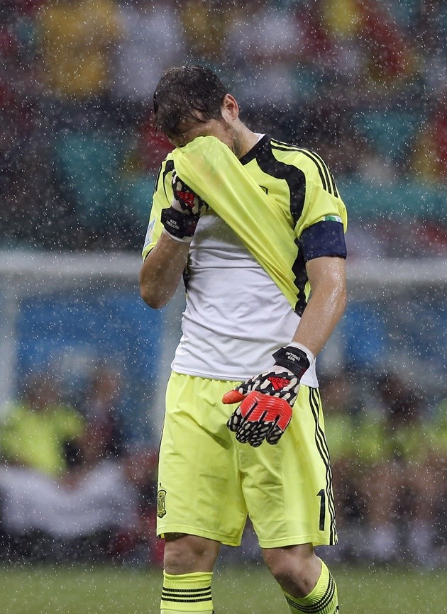 Gambar Foto Iker Casillas Kecewa dengan Perolehan Spanyol 1-5 Lawan Belanda